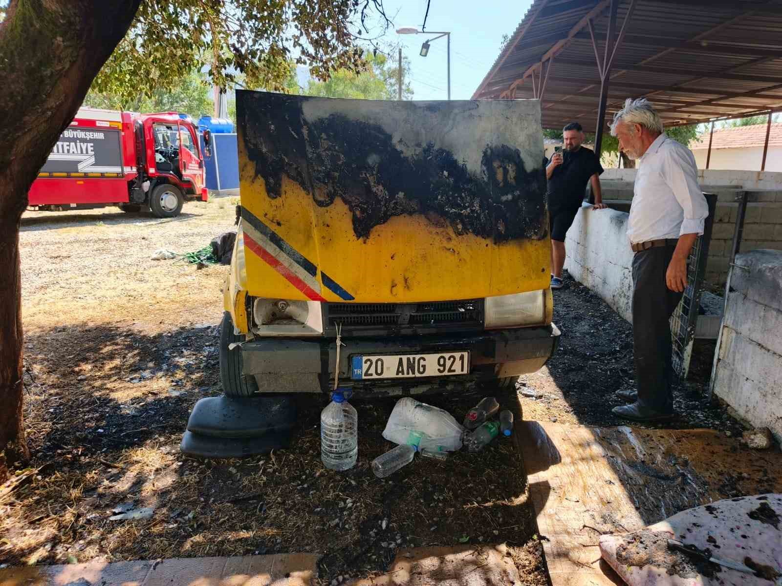 Park halindeki otomobil alevlere teslim oldu