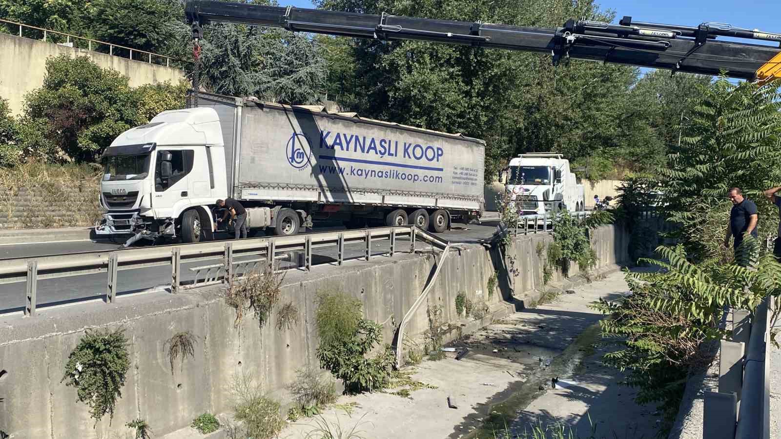 Esenler’de dereye uçan tır çıkarıldı