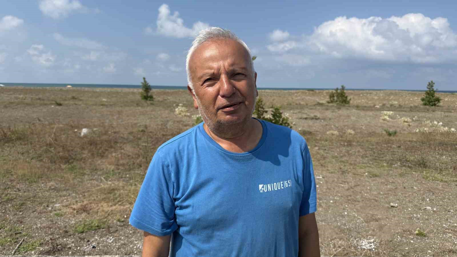 Cezası dudak uçuklatan kum zambakları, çöpler arasında güzelliğini yitirdi