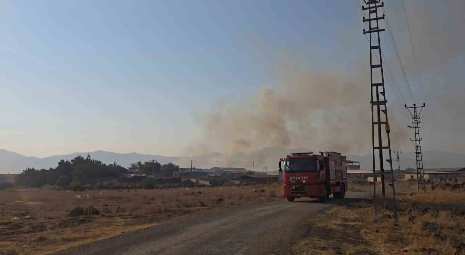 Gaziantep’te korkutan yangın: Binlerce dönüm arazi ve saman balyası kül oldu