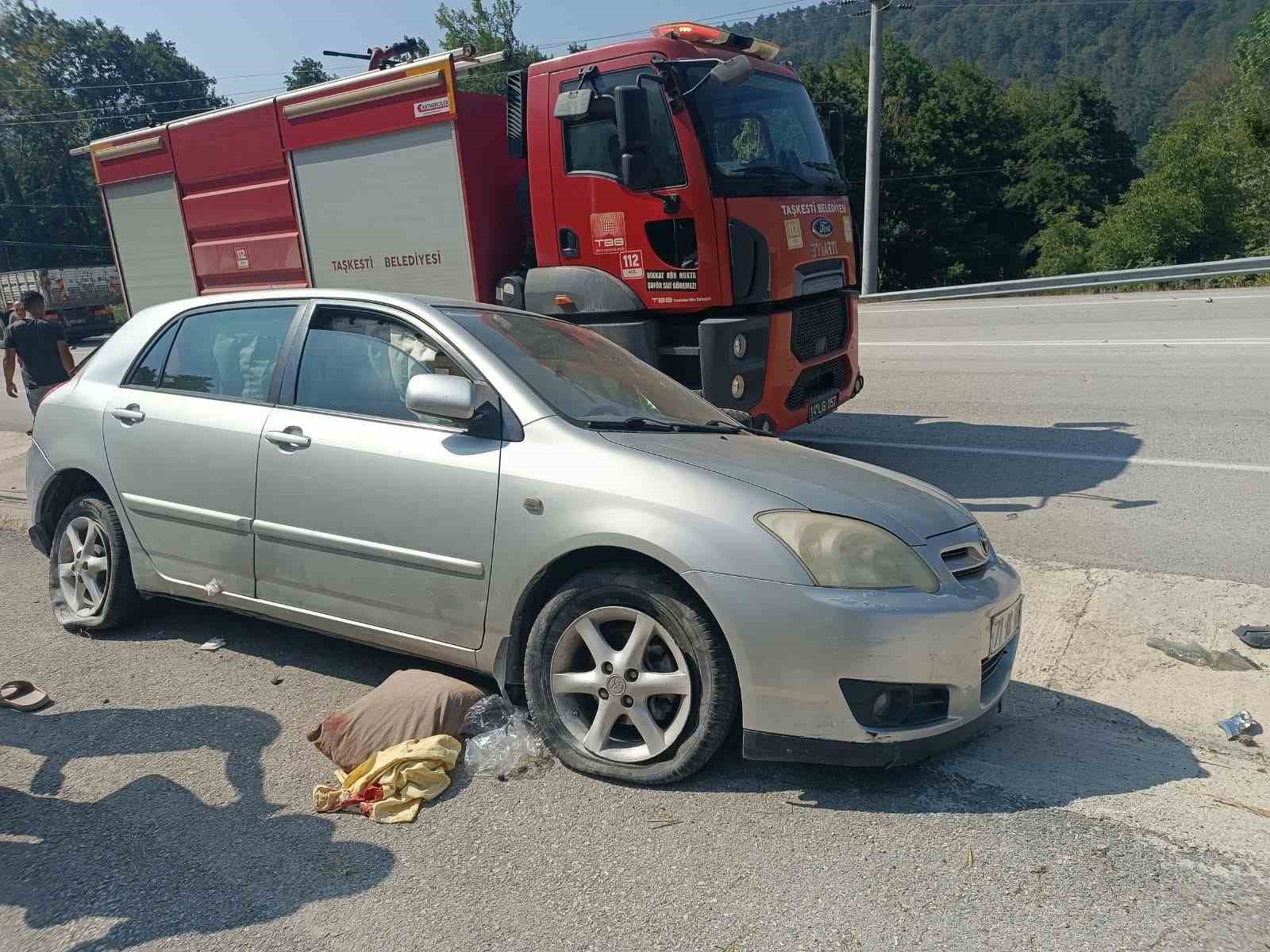 Bolu’da kamyon ile otomobil çarpıştı: 3 yaralı
