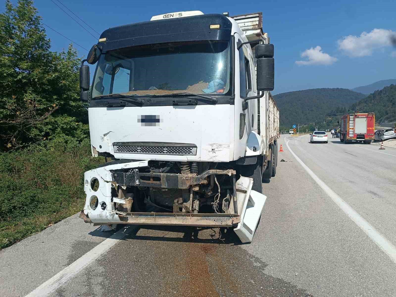 Bolu’da kamyon ile otomobil çarpıştı: 3 yaralı