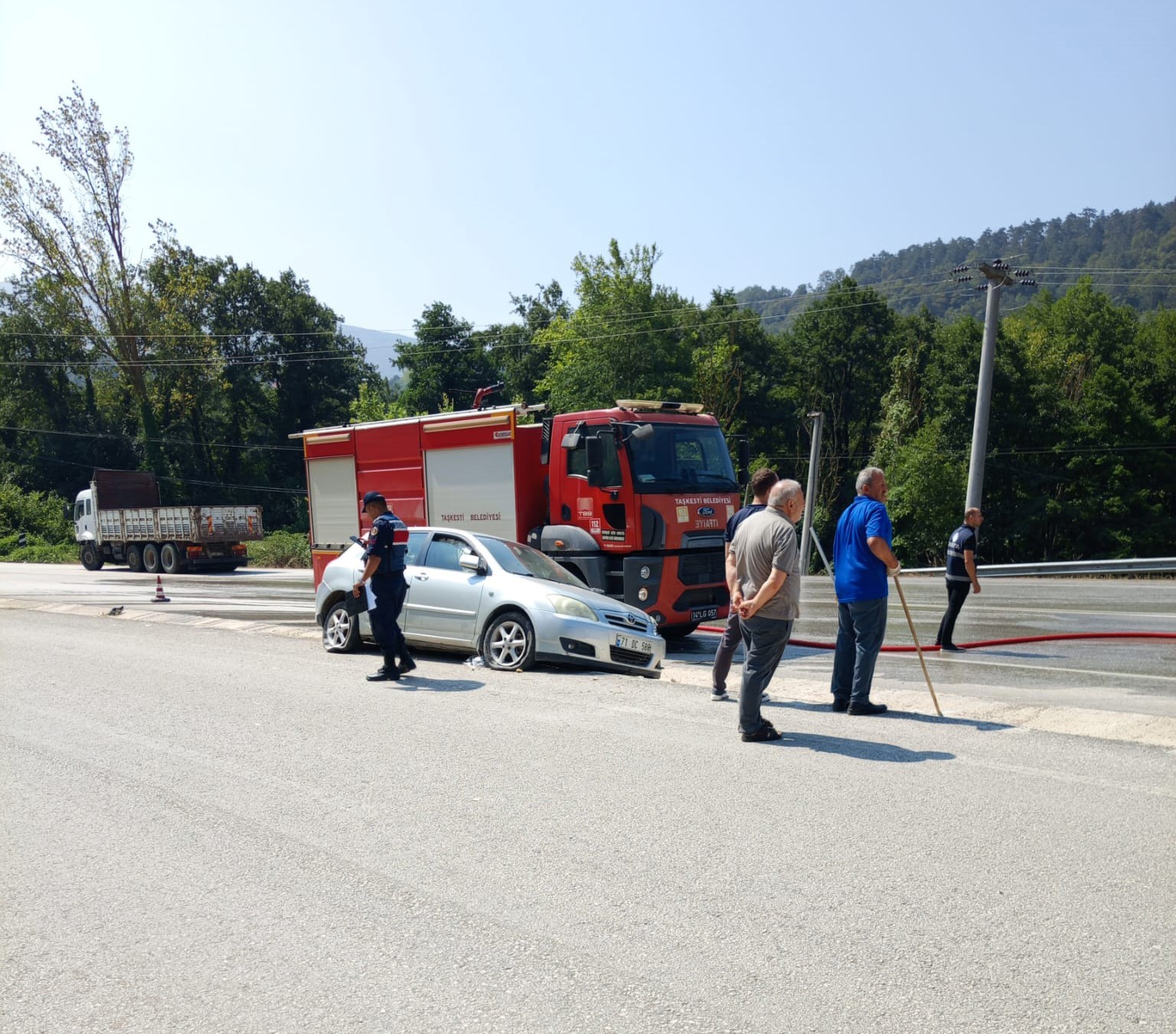 Bolu’da kamyon ile otomobil çarpıştı: 3 yaralı