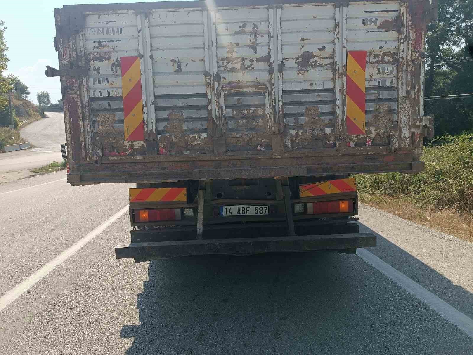 Bolu’da kamyon ile otomobil çarpıştı: 3 yaralı
