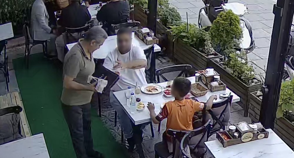 Yemeğine kendi kılını atıp para ödemek istemedi