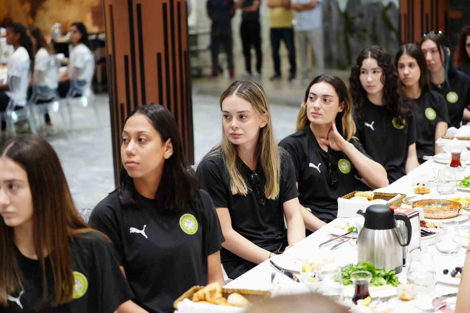 Başkan Dutlulu, voleybol ve hentbol takımlarıyla buluştu