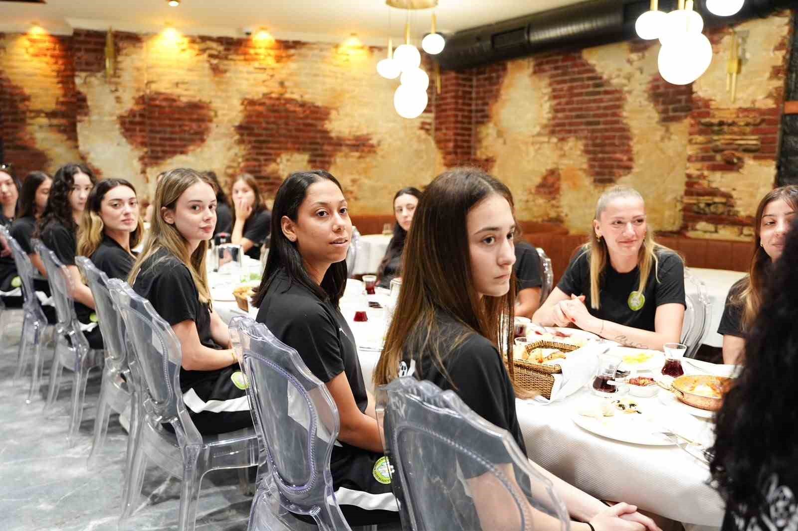 Başkan Dutlulu, voleybol ve hentbol takımlarıyla buluştu