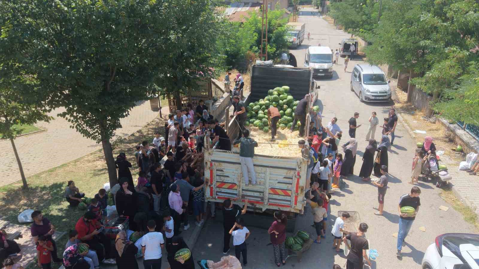 Muş karpuzu 8 mahallede vatandaşlara ücretsiz dağıtıldı