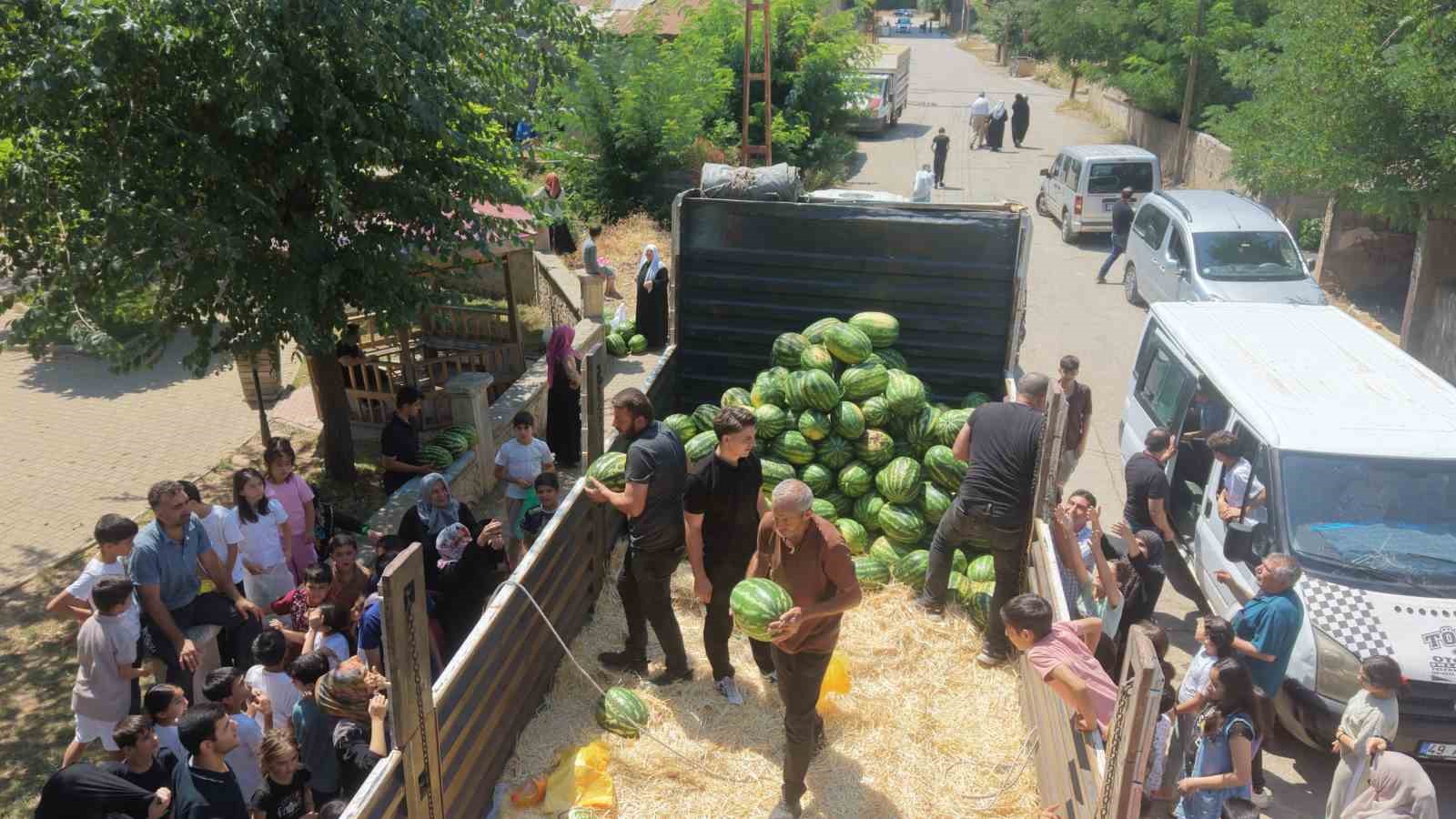 Muş karpuzu 8 mahallede vatandaşlara ücretsiz dağıtıldı
