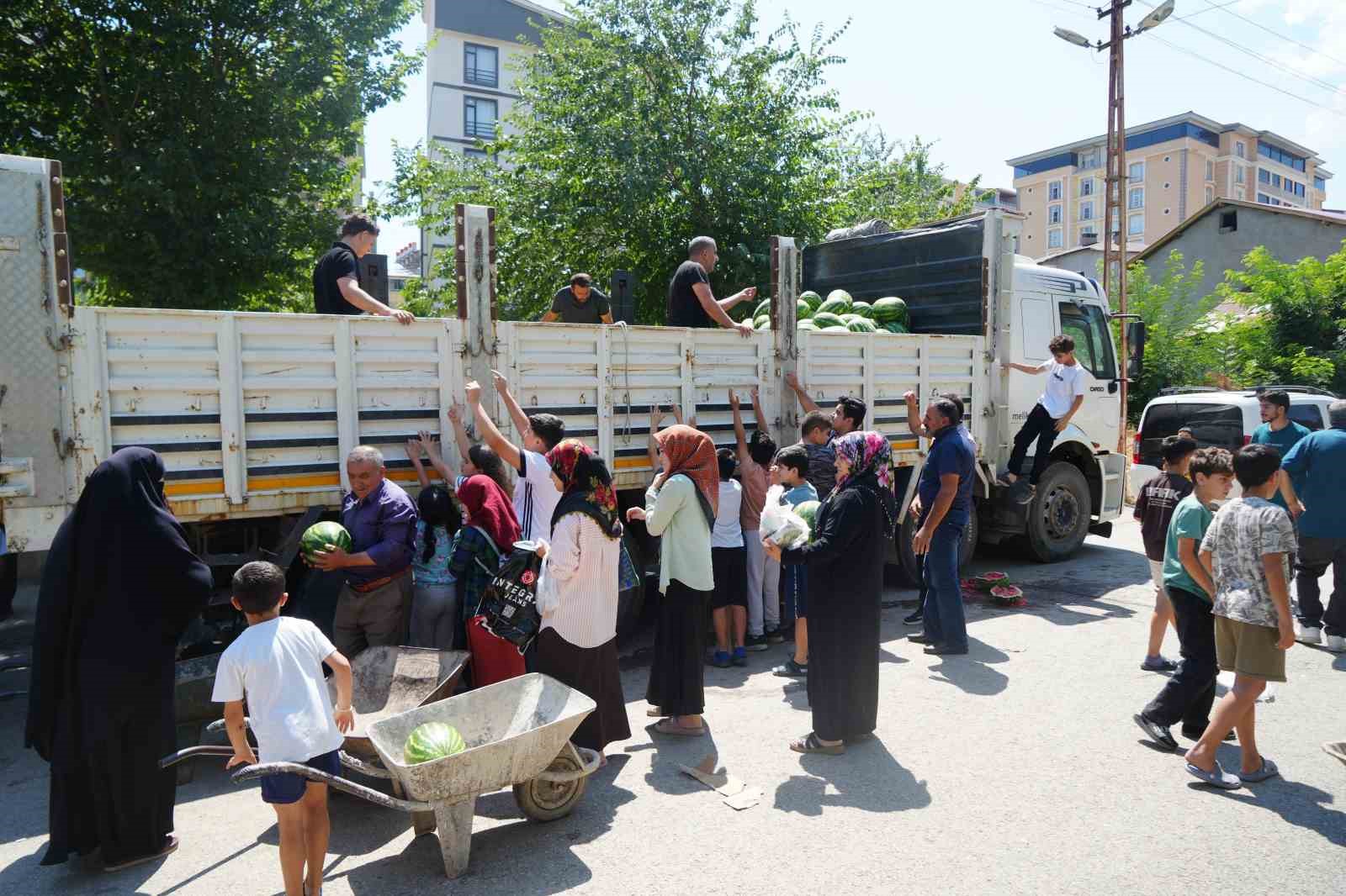 Muş karpuzu 8 mahallede vatandaşlara ücretsiz dağıtıldı