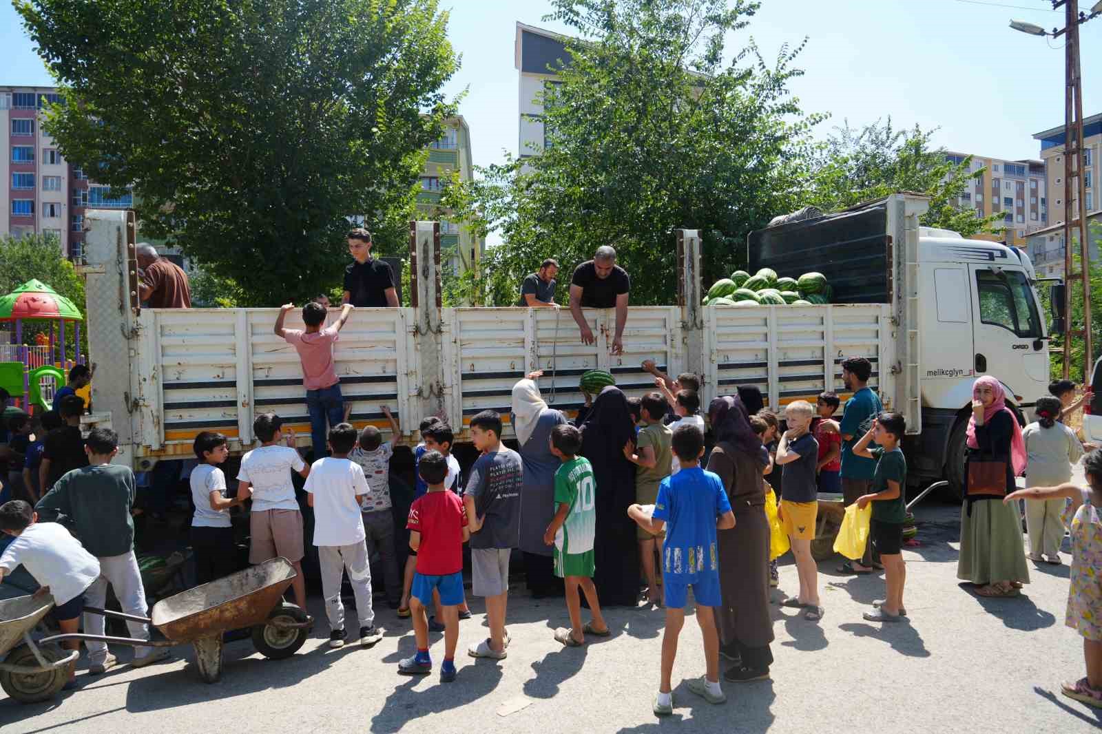 Muş karpuzu 8 mahallede vatandaşlara ücretsiz dağıtıldı