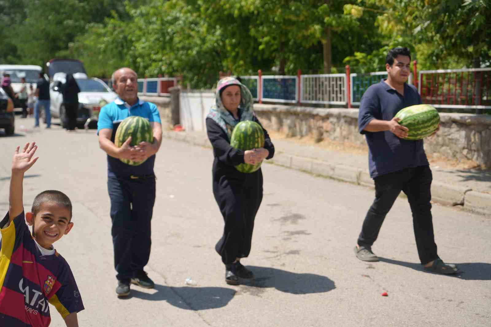 Muş karpuzu 8 mahallede vatandaşlara ücretsiz dağıtıldı