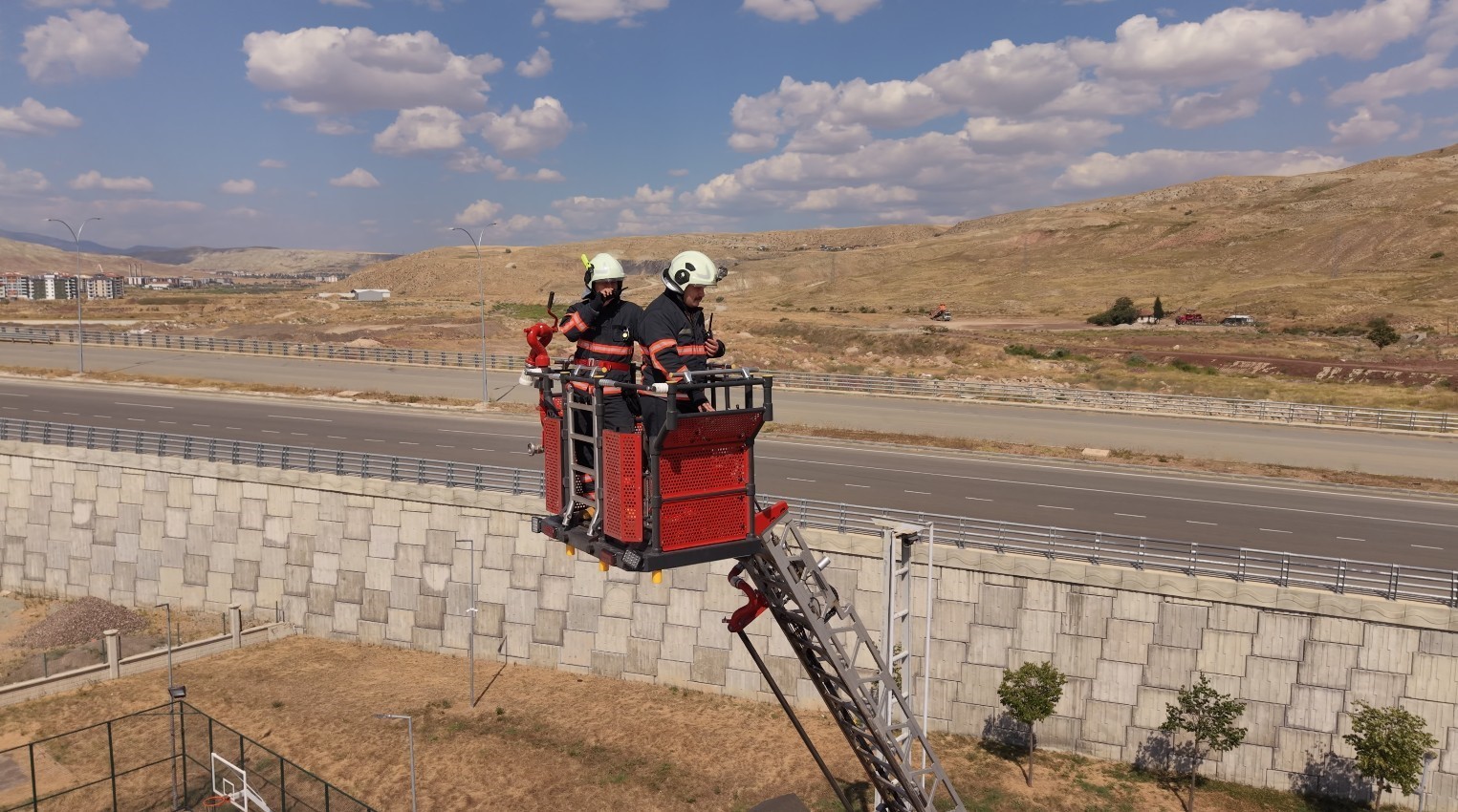 Yaz mevsiminde artan yangınlara karşı 24 saat teyakkuzda bekliyorlar