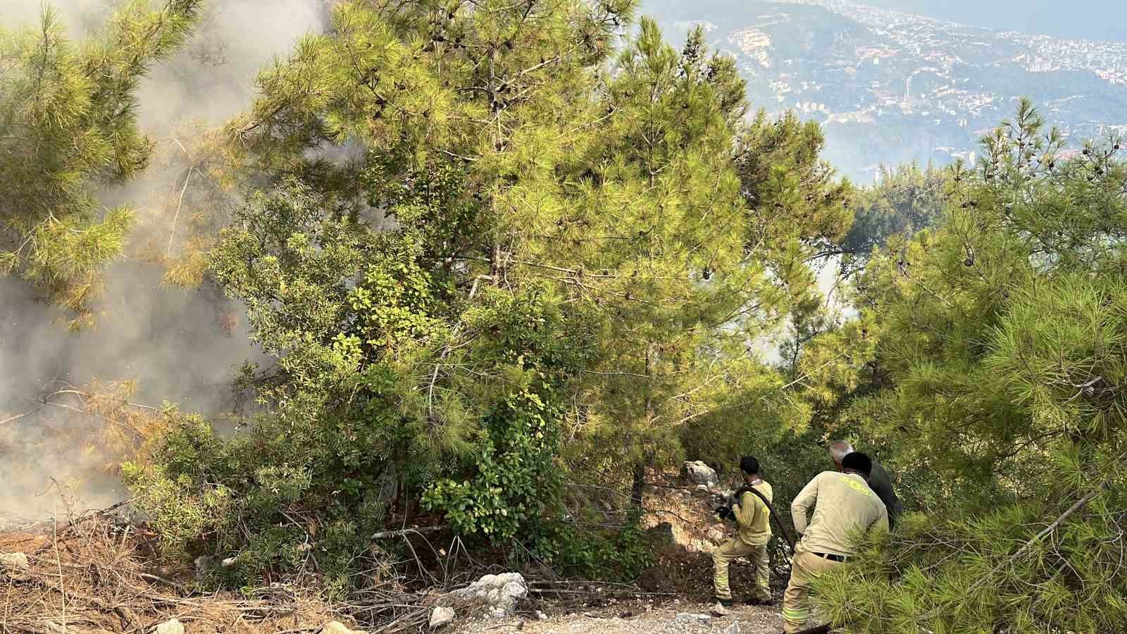 Antalya’da iki ilçede çıkan orman yangınları kontrol altına alındı