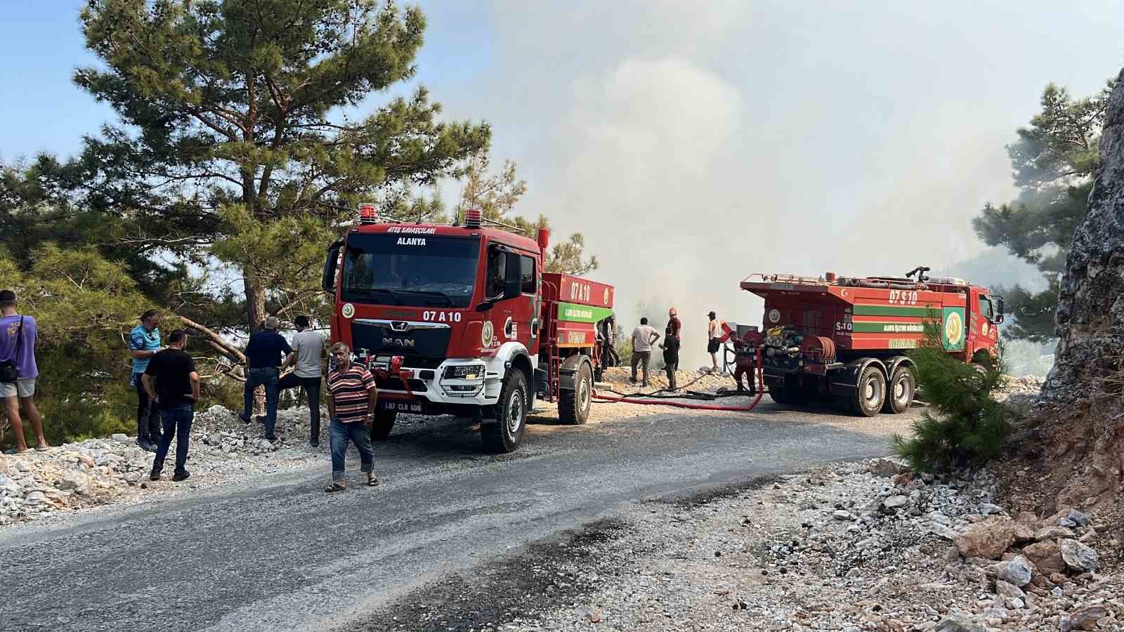 Antalya’da iki ilçede çıkan orman yangınları kontrol altına alındı