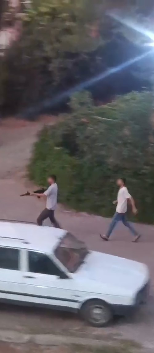Sokak ortasında silahlı kavga: 3 yaralı