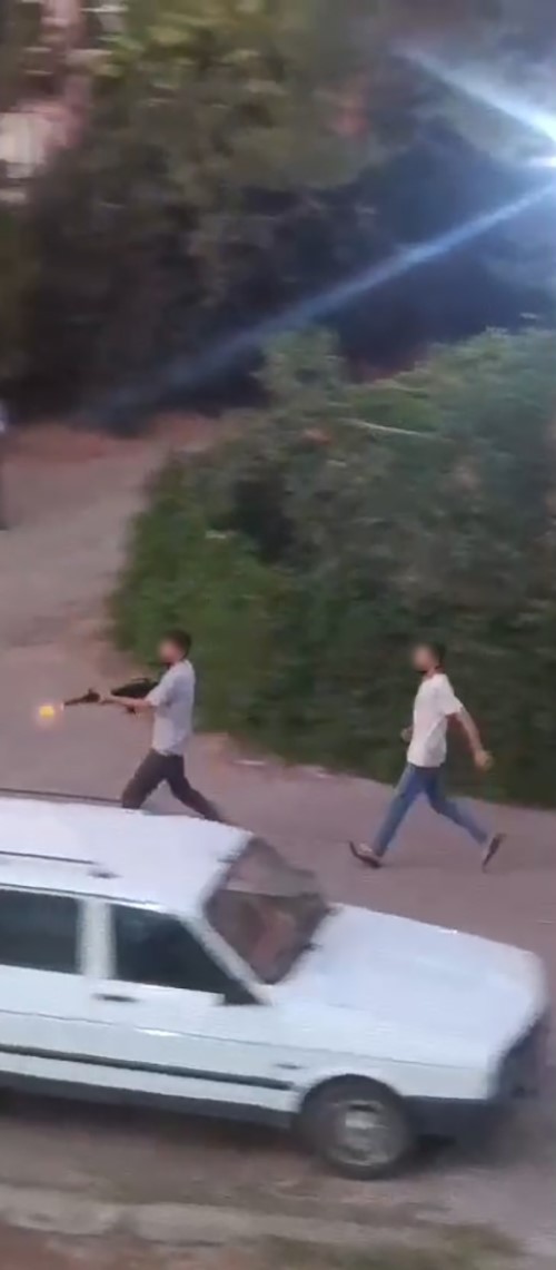 Sokak ortasında silahlı kavga: 3 yaralı