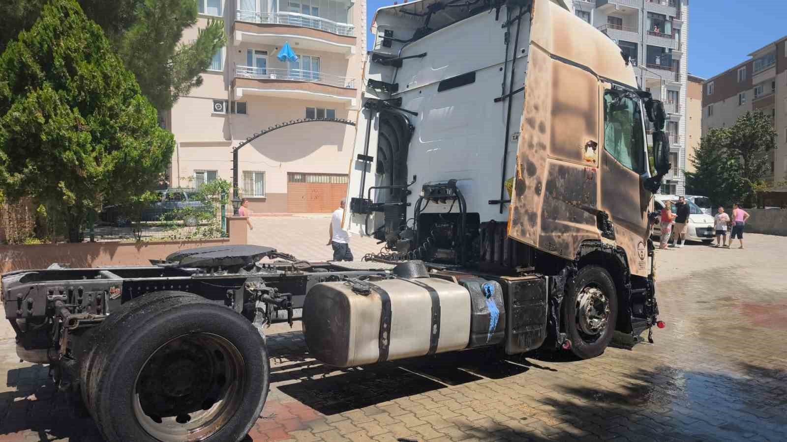 Tekirdağ’da arazide başlayan yangın araçlara sıçradı