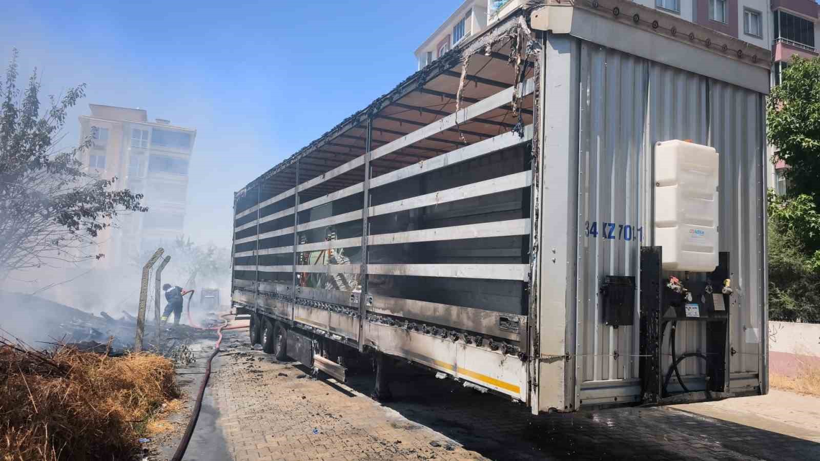 Tekirdağ’da arazide başlayan yangın araçlara sıçradı