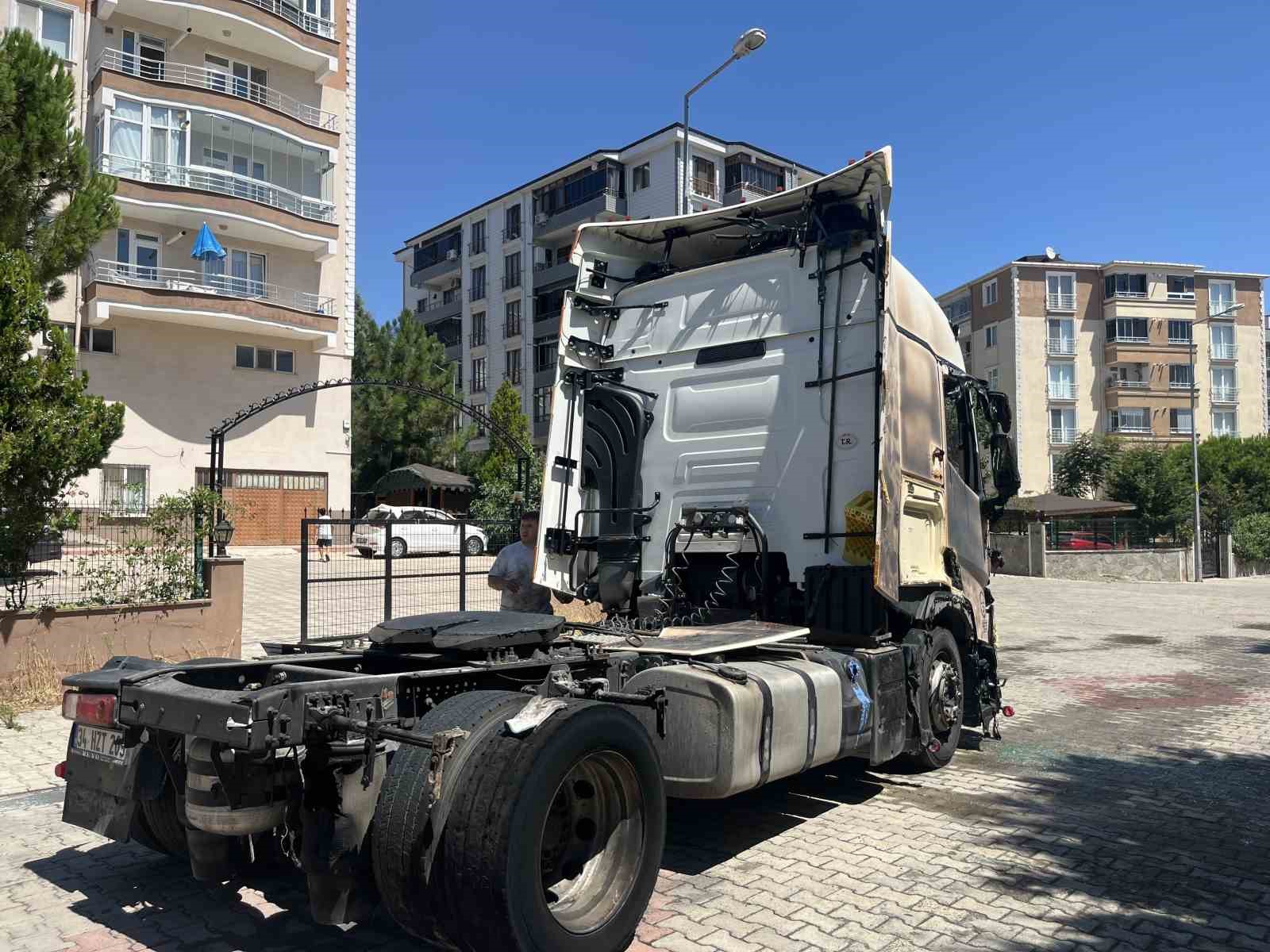 Tekirdağ’da arazide başlayan yangın araçlara sıçradı