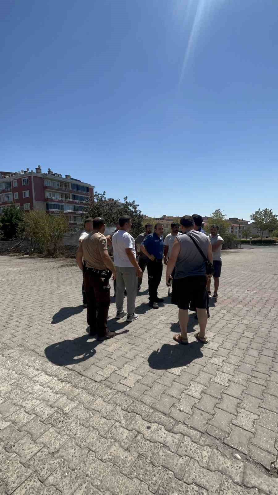 Tekirdağ’da arazide başlayan yangın araçlara sıçradı