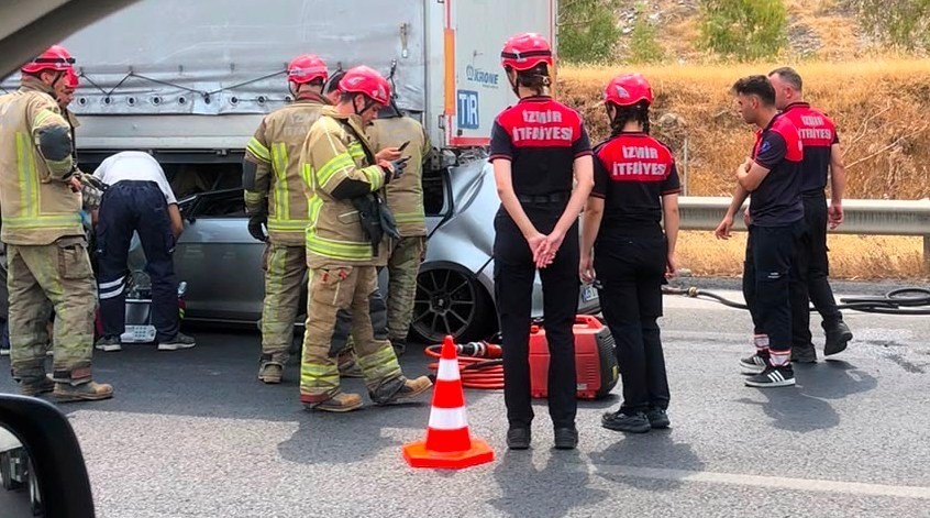 İzmir’de feci kaza: Tıra çarpan otomobilin sürücüsü hayatını kaybetti