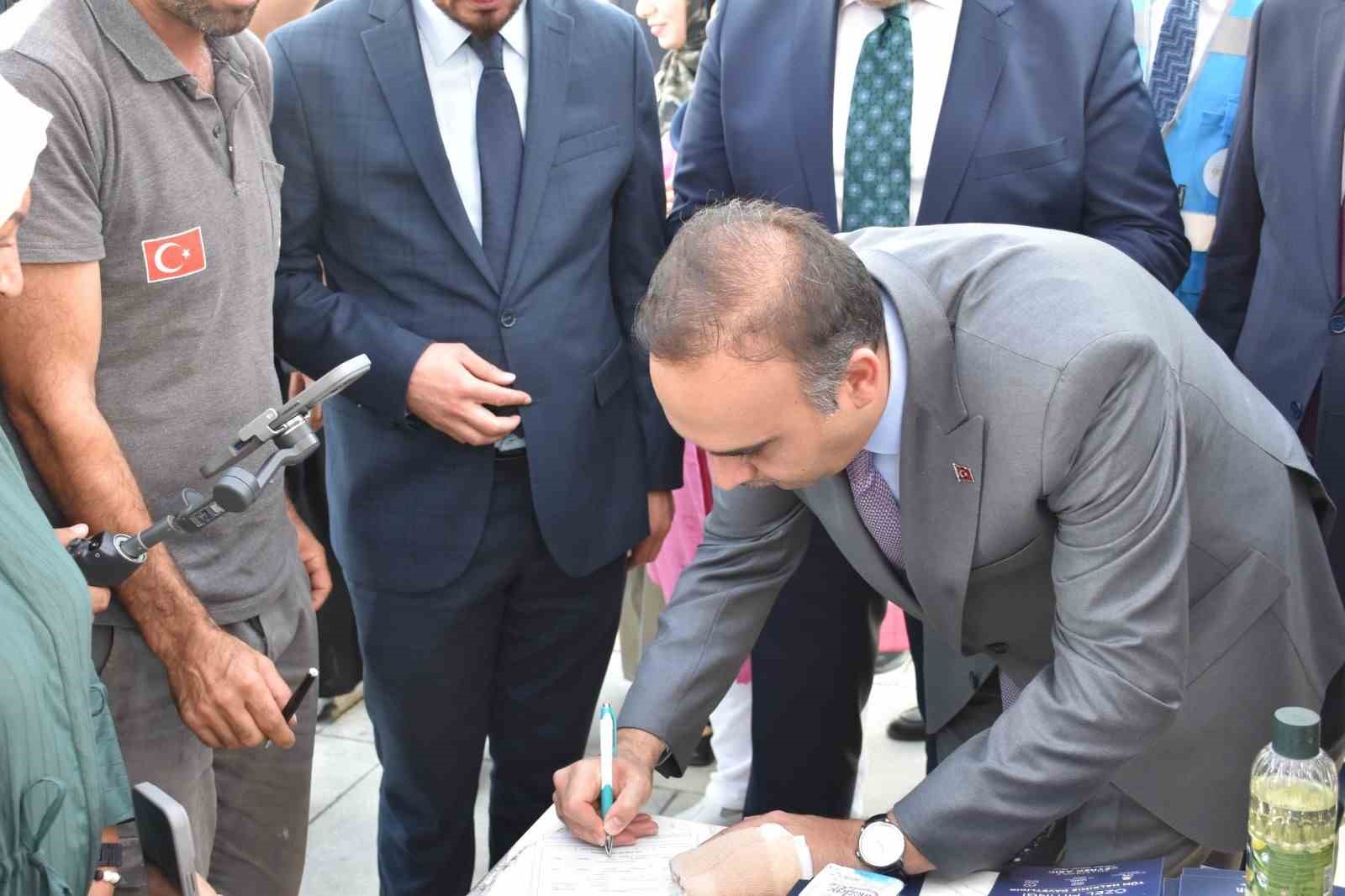 Bakan Kacır, partisine üye kaydı yaptı