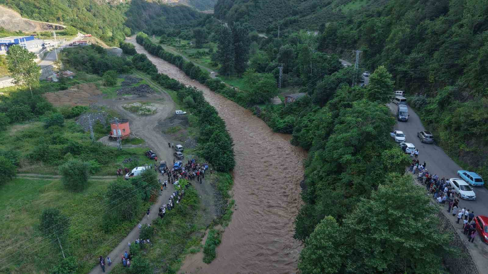 Giresun’da sel sularına kapılan anne ile kızını arama çalışmaları havadan görüntülendi