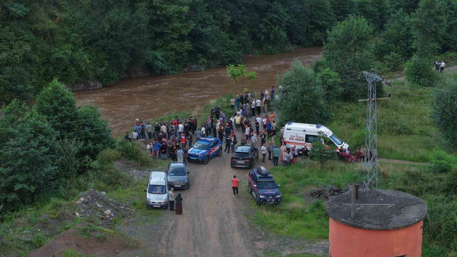 Giresun’da sel sularına kapılan anne ile kızını arama çalışmaları havadan görüntülendi