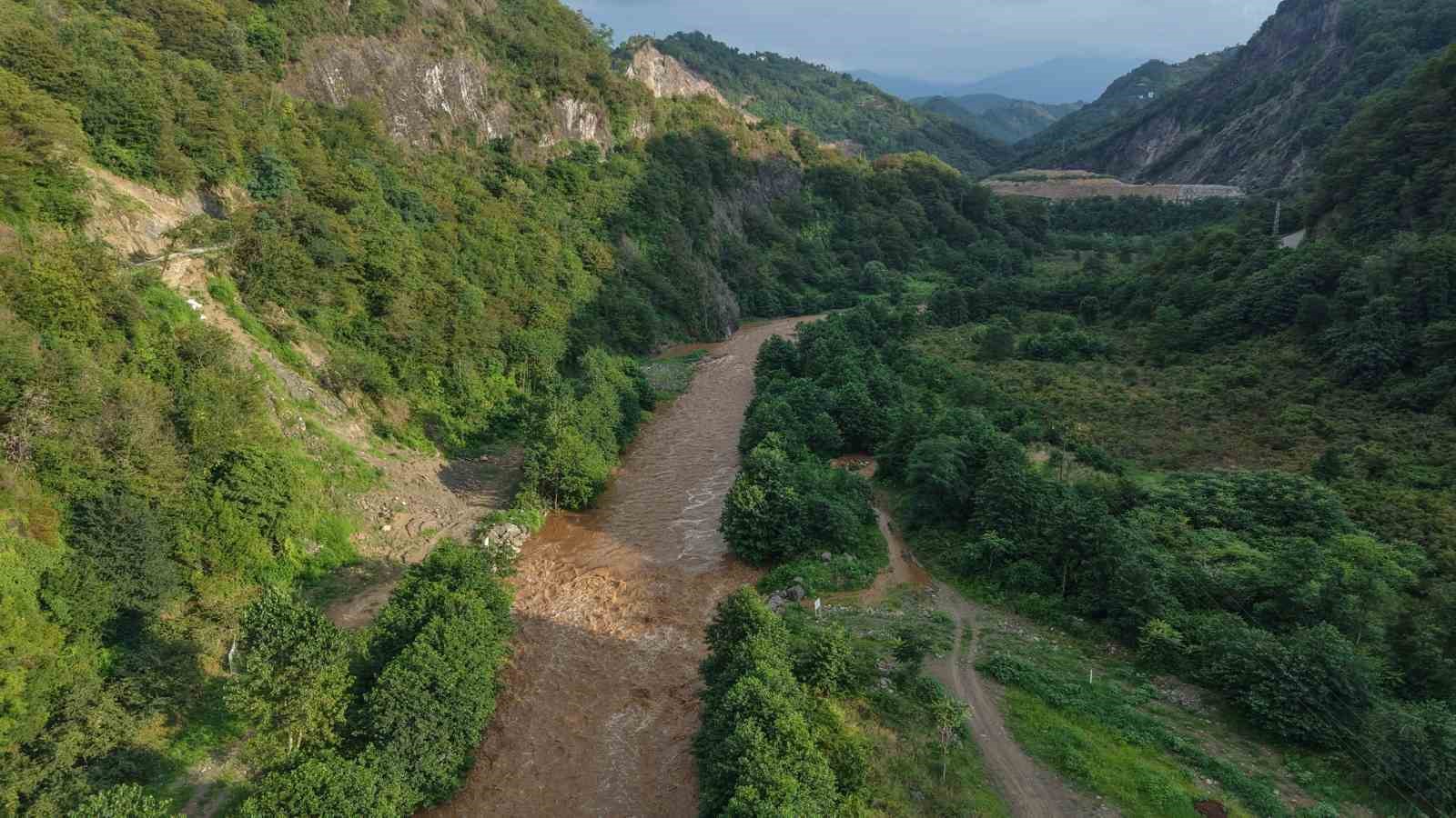 Giresun’da sel sularına kapılan anne ile kızını arama çalışmaları havadan görüntülendi