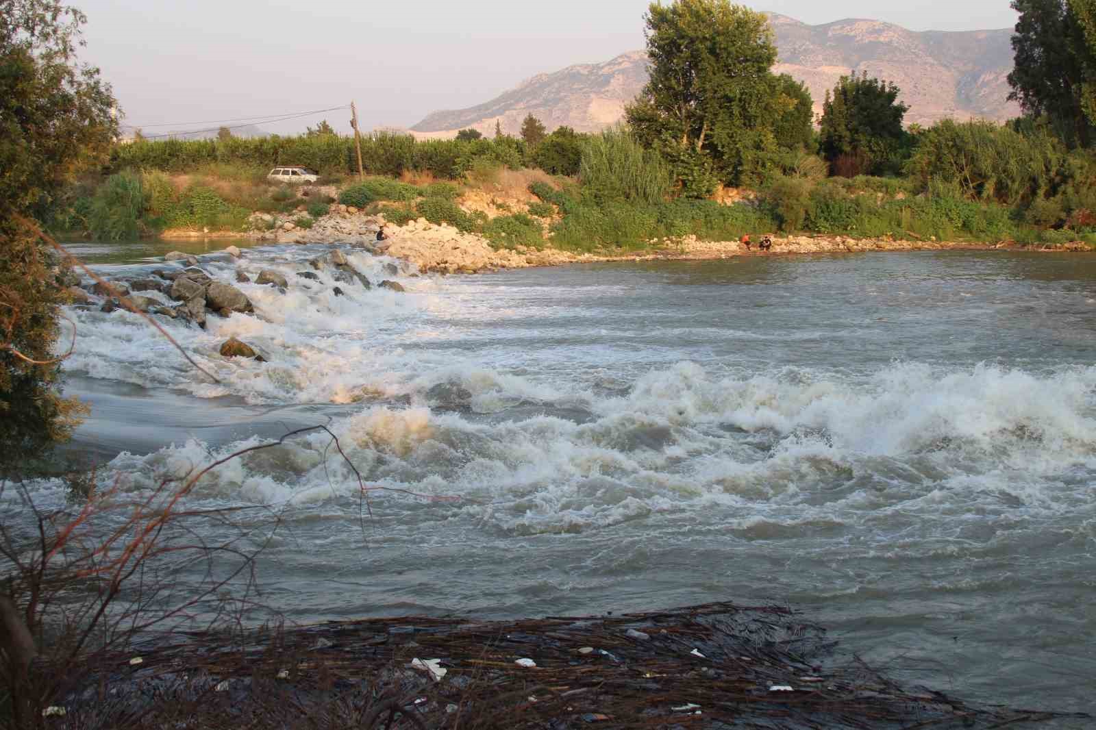 Ceyhan Nehri’ne serinlemek için giren 2 çocuk kayboldu