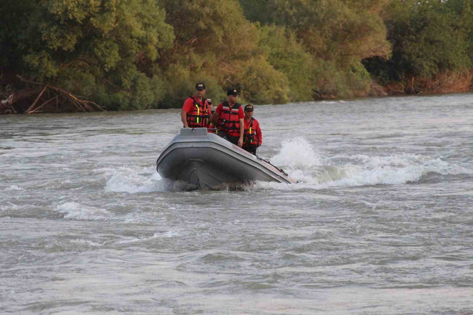 Ceyhan Nehri’ne serinlemek için giren 2 çocuk kayboldu