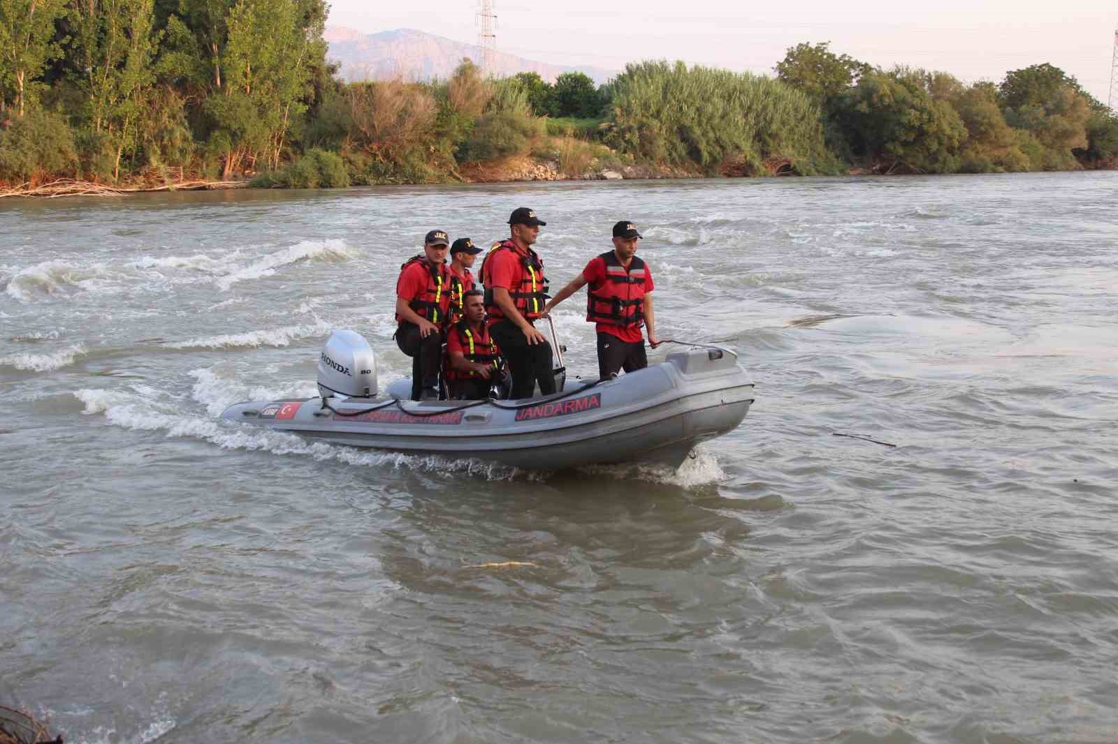 Ceyhan Nehri’ne serinlemek için giren 2 çocuk kayboldu