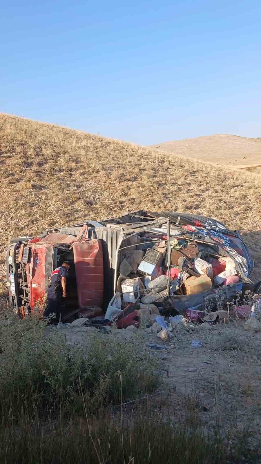 Kontrolden çıkan kamyon devrildi, 2 kişi yaralandı