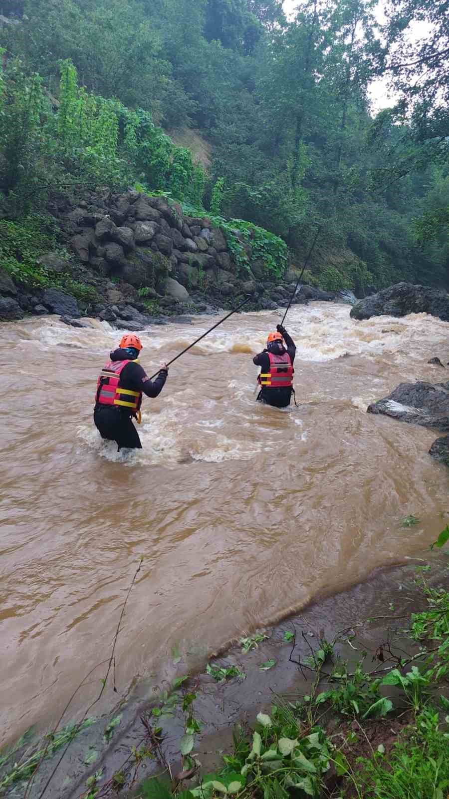 Giresun’da sel sularına kapılan diğer kız kardeşin de cansız bedenine ulaşıldı