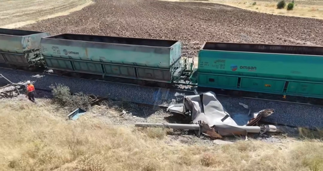 Yük treni hemzemin geçitte kamyona çarptı: 1 yaralı