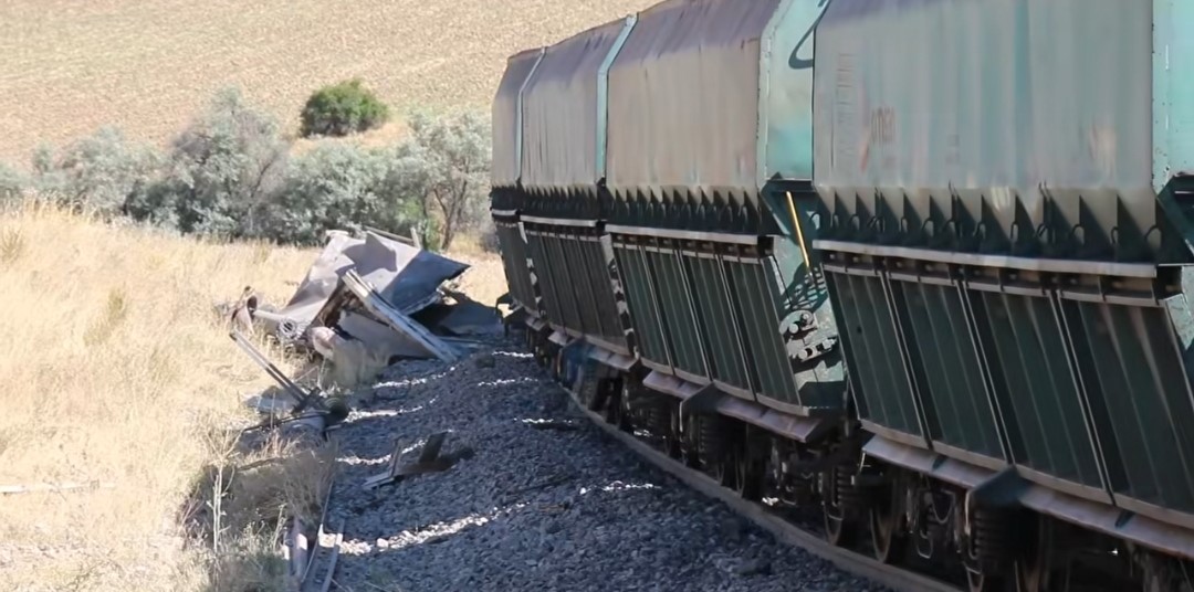 Yük treni hemzemin geçitte kamyona çarptı: 1 yaralı