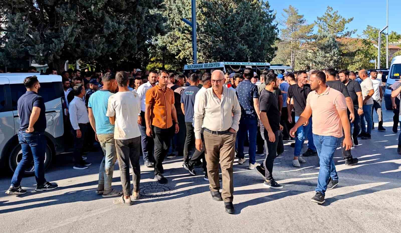 Kuyuda temizlik yaparken elektrik akımına kapılarak ölen genç toprağa verildi