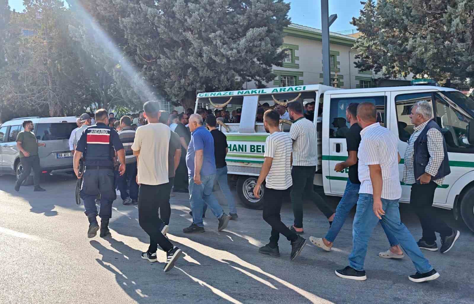 Kuyuda temizlik yaparken elektrik akımına kapılarak ölen genç toprağa verildi