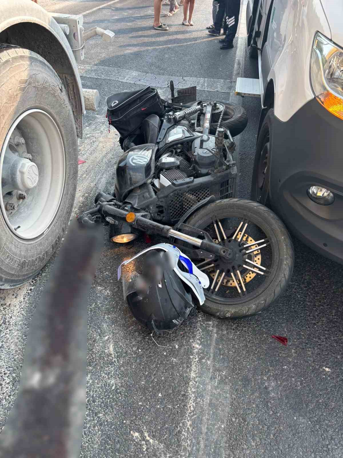 Önce servis aracına ardından tıra çarpan motosiklet sürücüsü ağır yaralandı