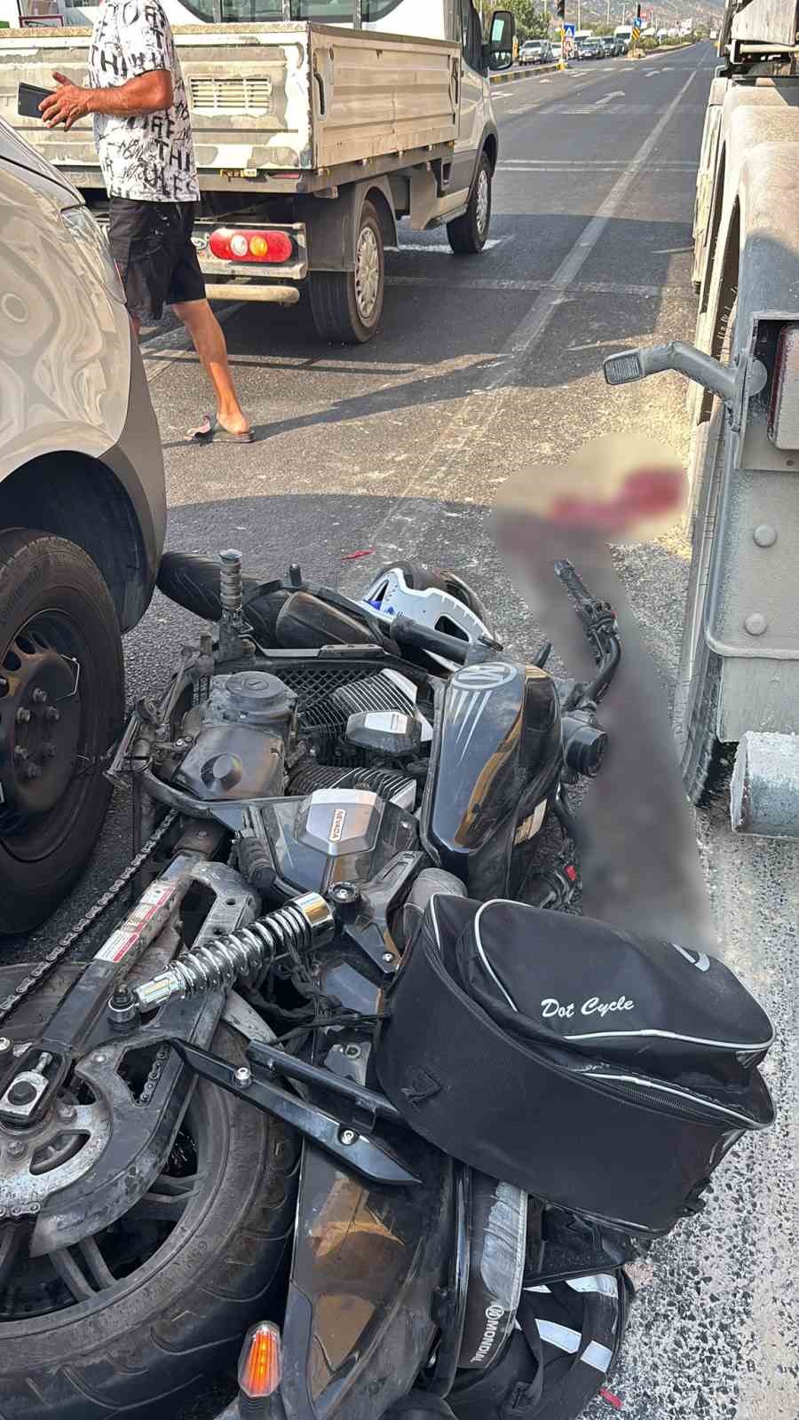 Önce servis aracına ardından tıra çarpan motosiklet sürücüsü ağır yaralandı