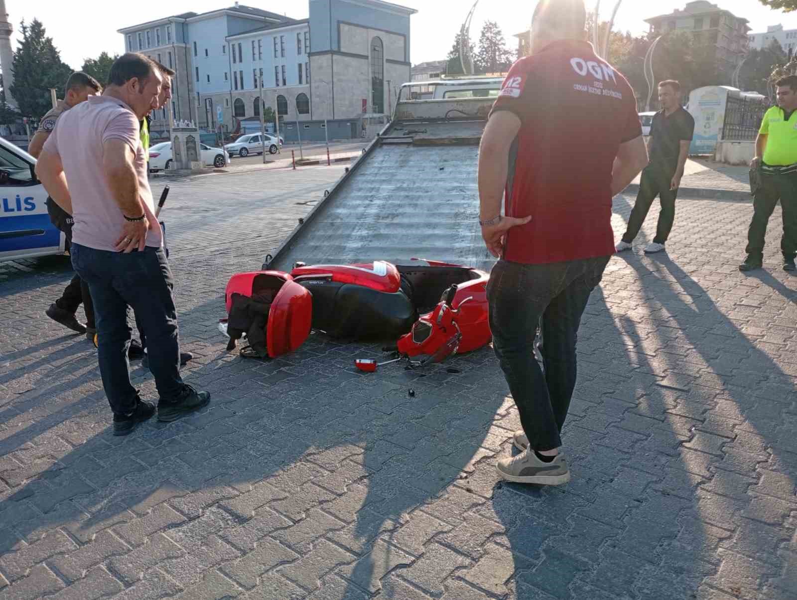 Gediz’de arazöz ile motosiklet çarpıştı: 1 yaralı