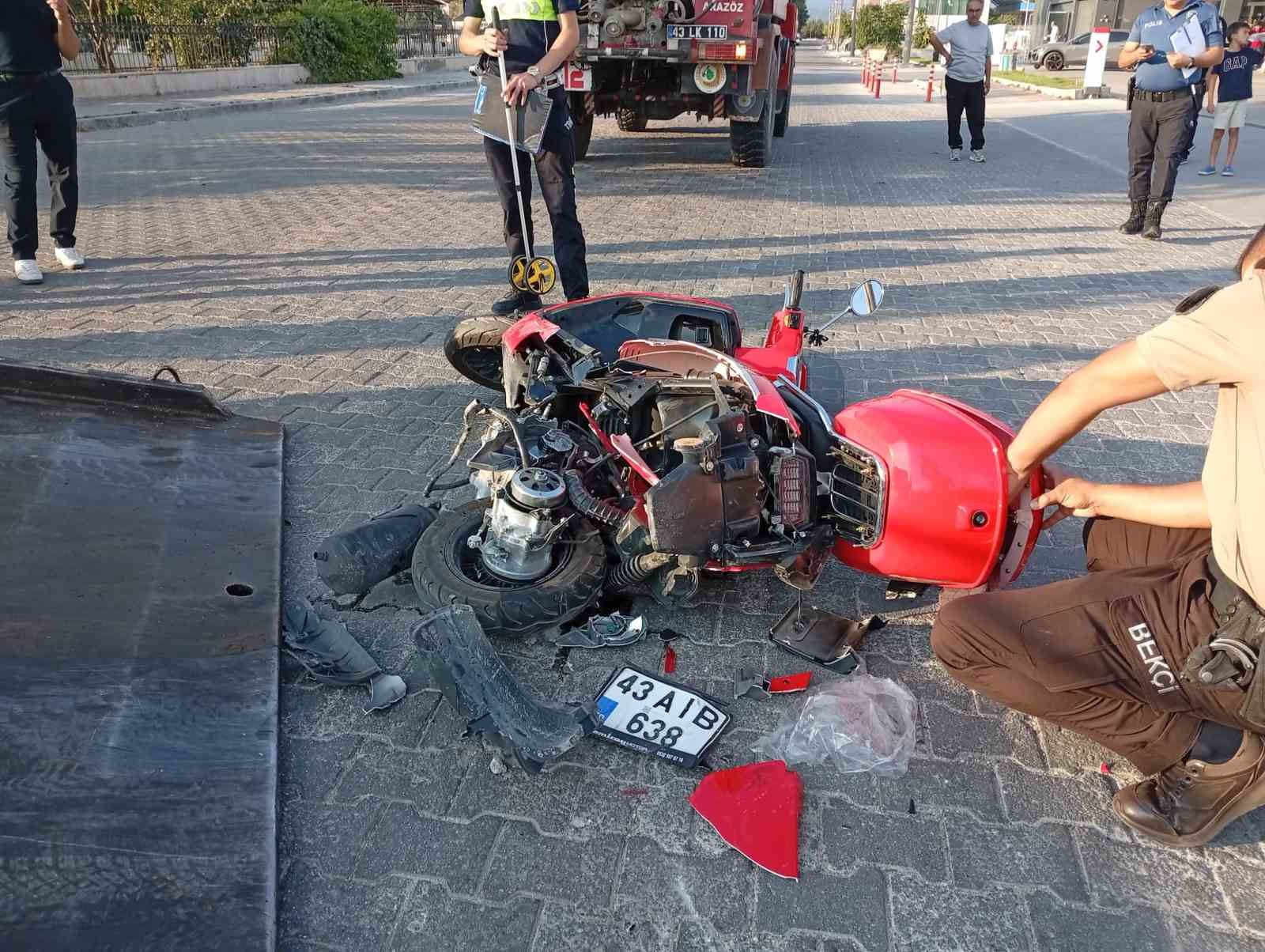 Gediz’de arazöz ile motosiklet çarpıştı: 1 yaralı