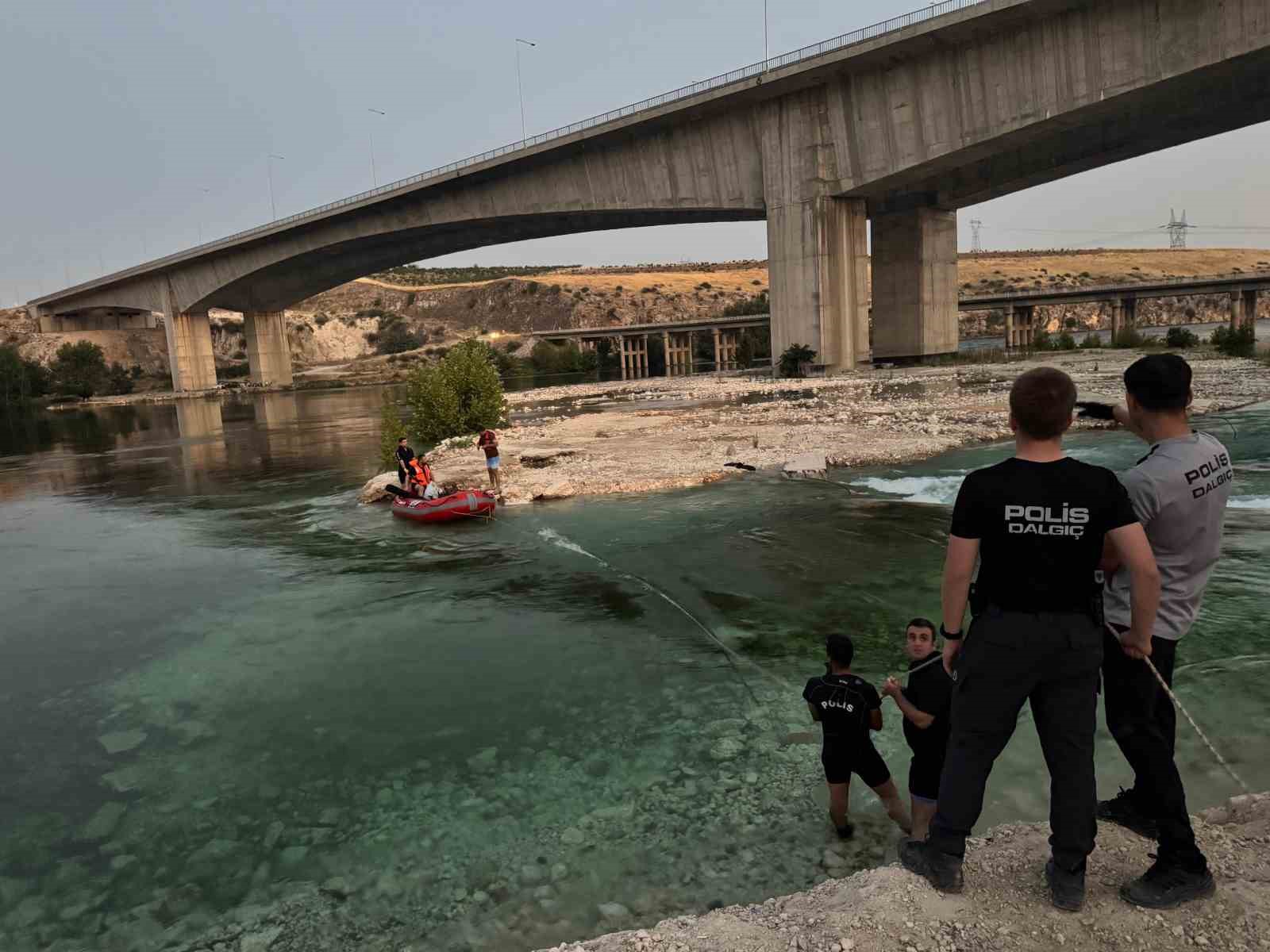 Fırat Nehri’nde su seviyesinin yükselmesi ile mahsur kalan 10 kişi kurtarıldı