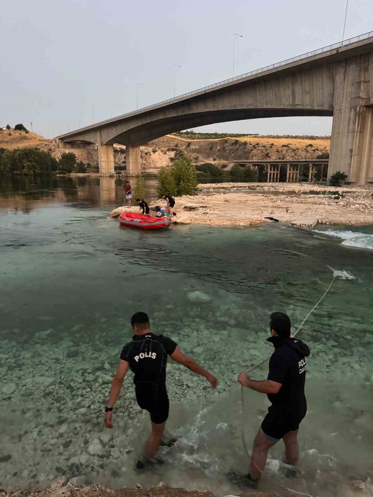 Fırat Nehri’nde su seviyesinin yükselmesi ile mahsur kalan 10 kişi kurtarıldı