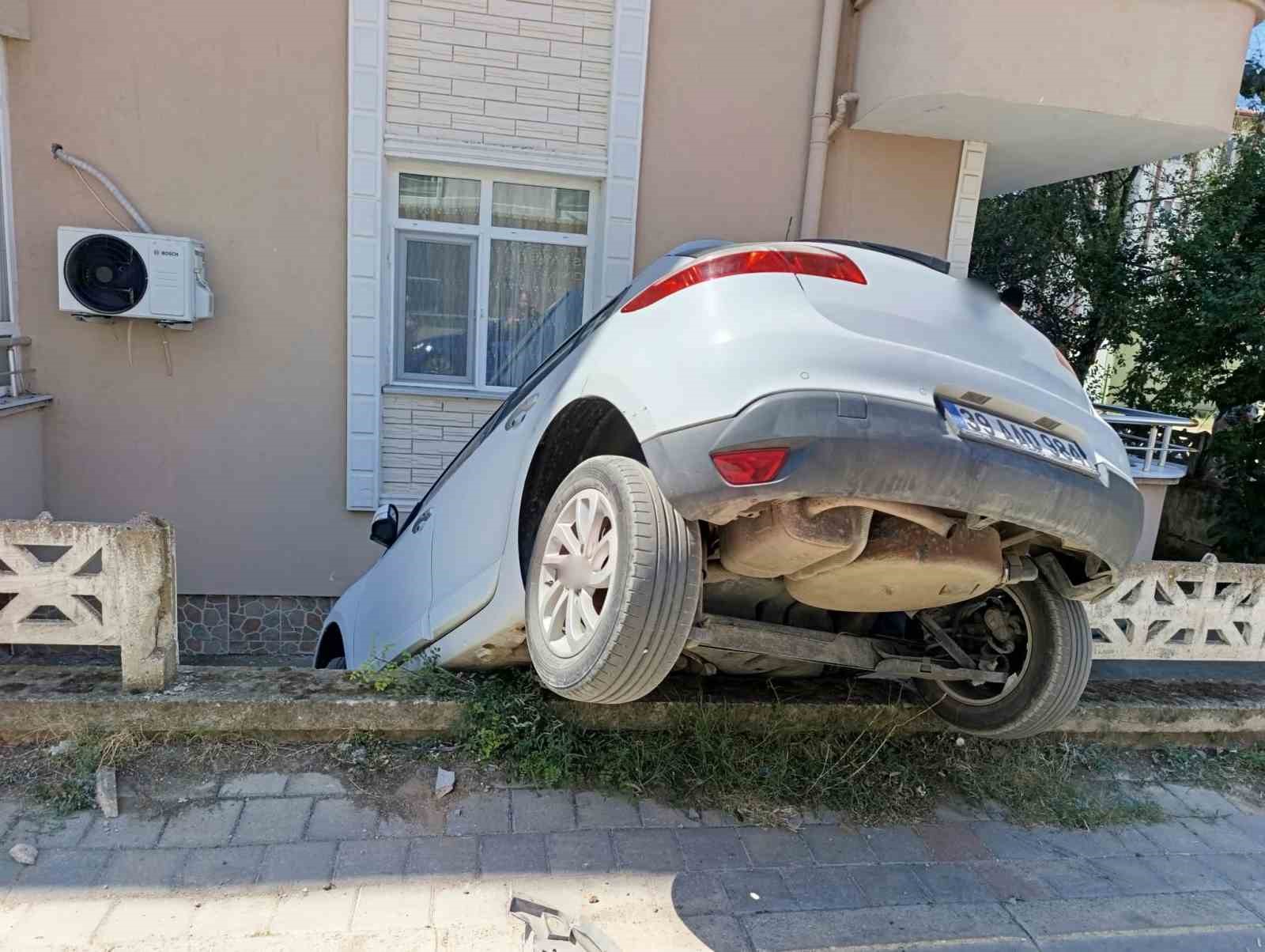 Otomobil bahçe duvarına asılı kaldı