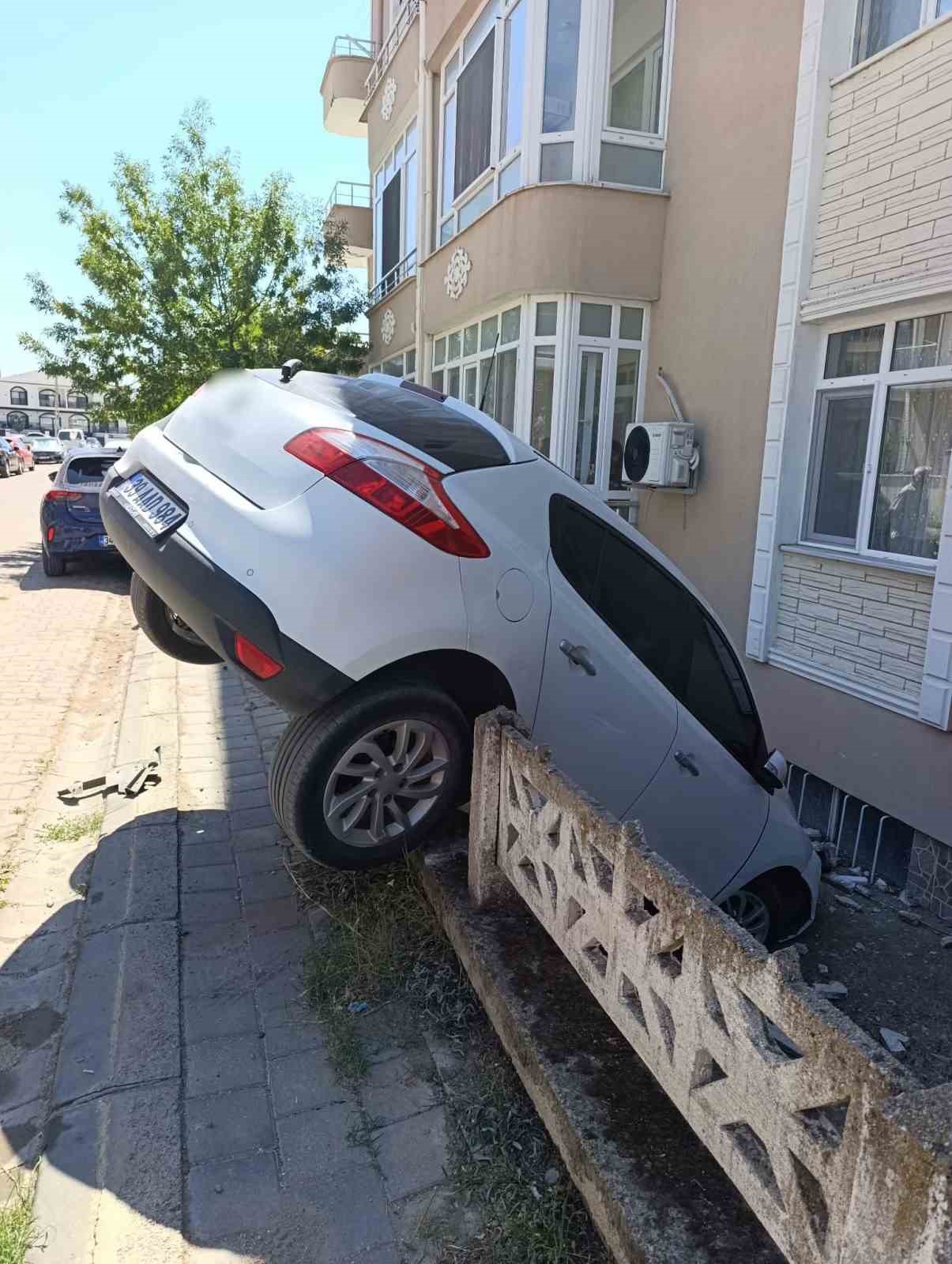 Otomobil bahçe duvarına asılı kaldı