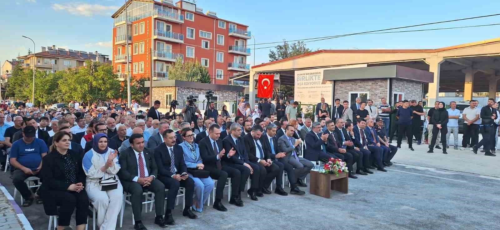 Bakan Kacır: "Herkes kendine yakışanı yapar. Birilerinin neler yaptıklarını biliyorsunuz, takip ediyorsunuz"