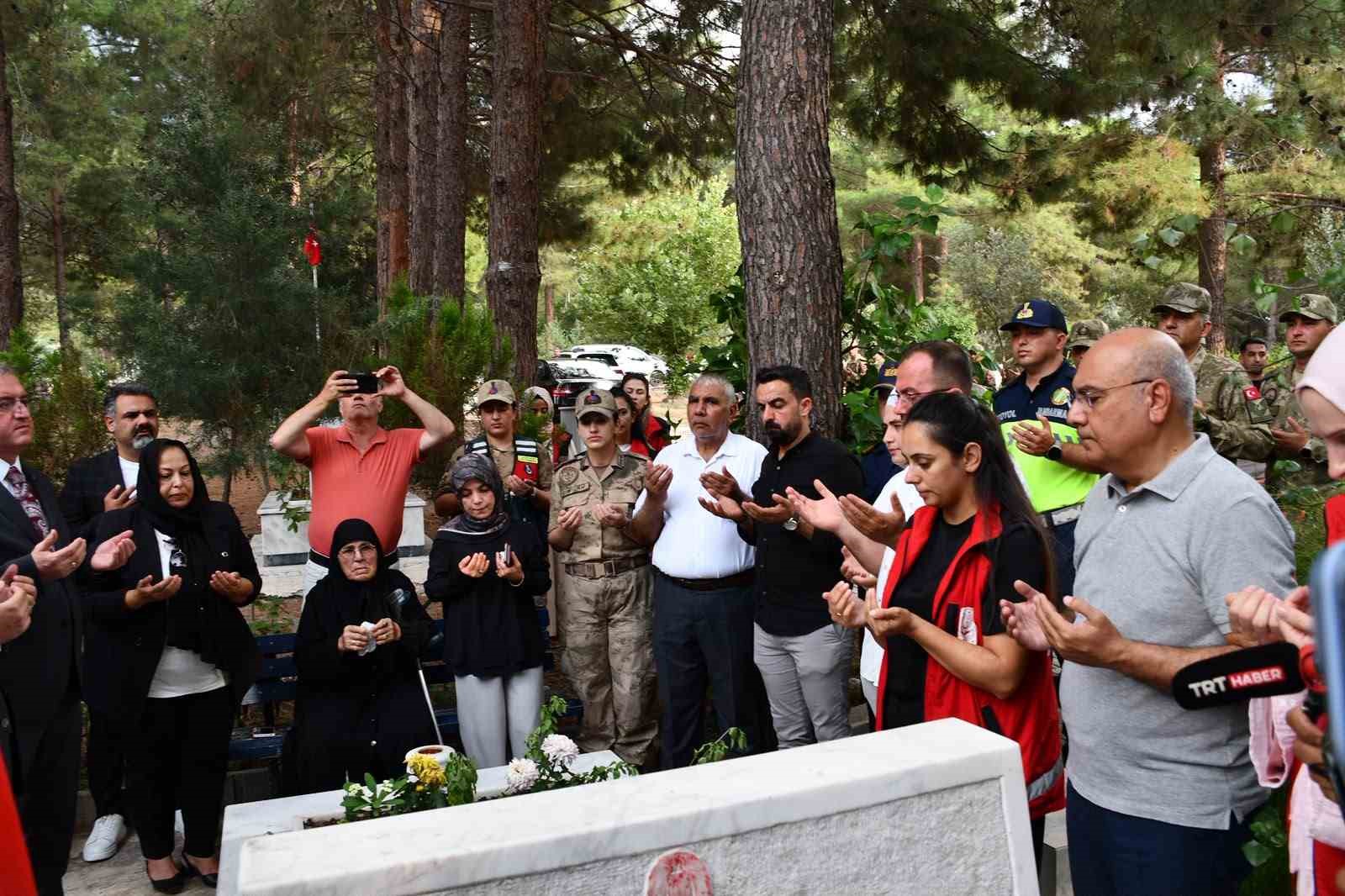 Şehit Başçavuş Ferhat Gedik mezarı başında anıldı