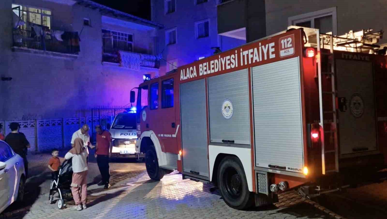 Çorum’da ayağı mazgala sıkışan çocuğu itfaiye kurtardı